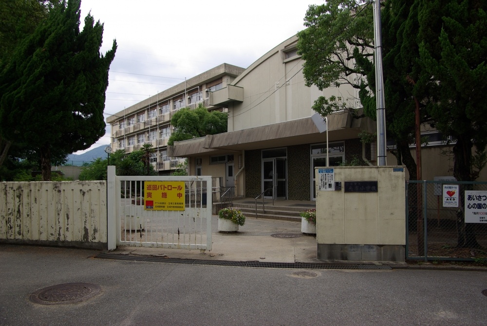 小学校　宝塚市立　売布小学校（小学校）まで428m