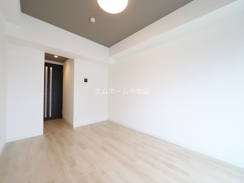 居室・リビング　洋室8.75帖　エアコン付　バルコニーに面しています