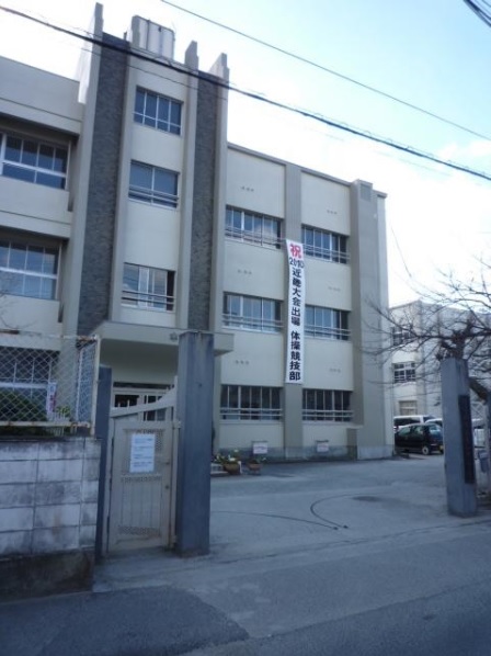 中学校　富田林市立第一中学校（中学校）まで616m