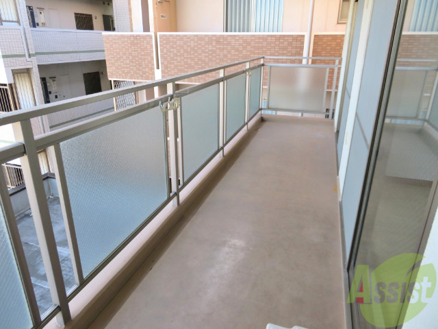 バルコニー　バルコニーは幅があり、広い印象を受けました。