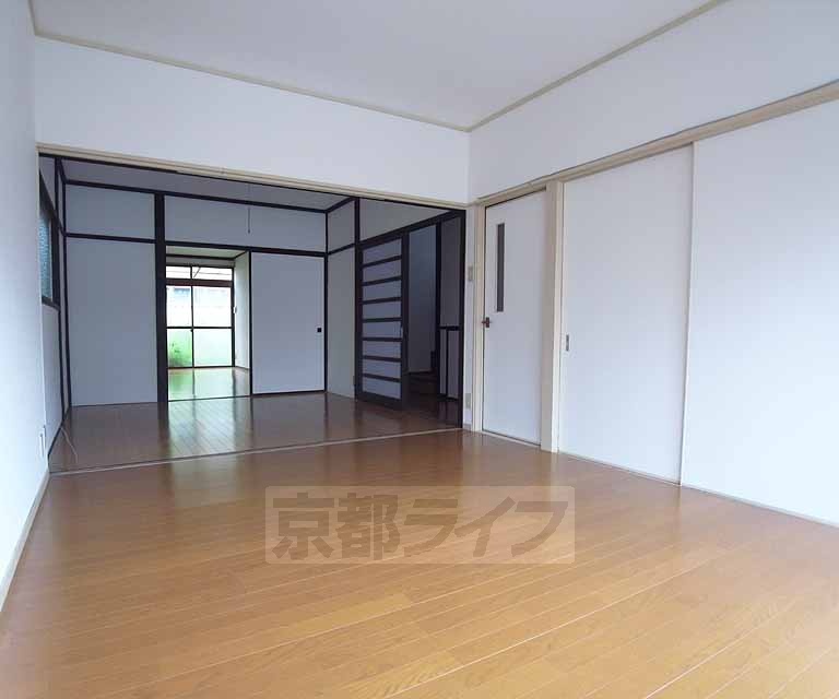 居室・リビング　広々としたお部屋ですね。