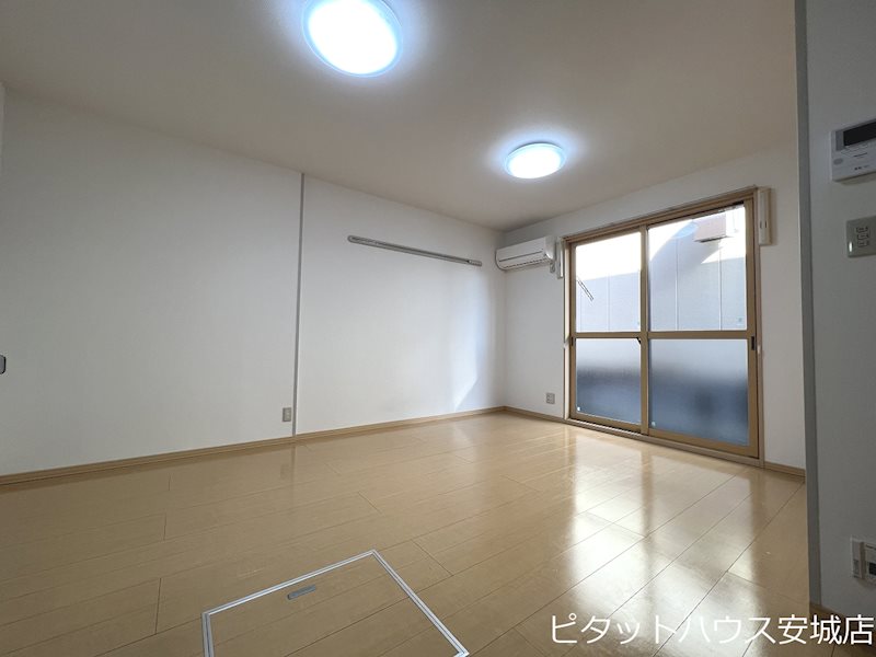 居室・リビング　同物件別部屋