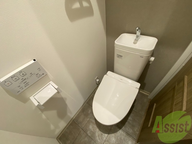 トイレ　トイレはこちらのウォシュレット付きになりますね。