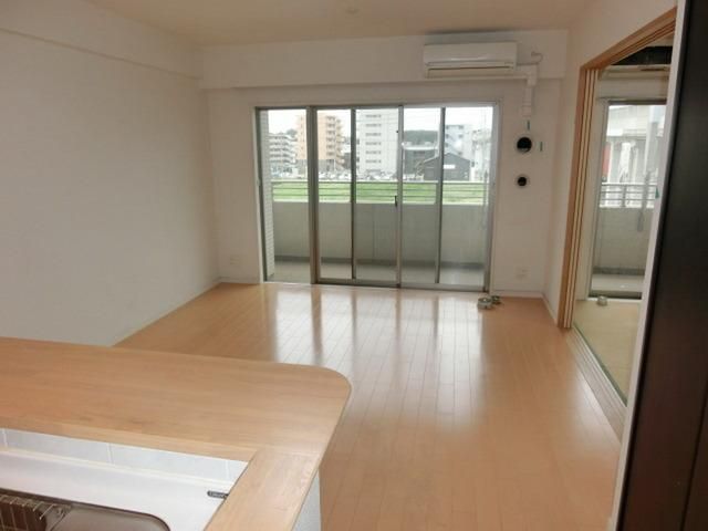 居室・リビング　エアコン完備の１４.３帖のリビングです