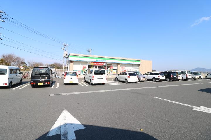 コンビニ　ファミリーマート／片岡店（コンビニ）まで1400m