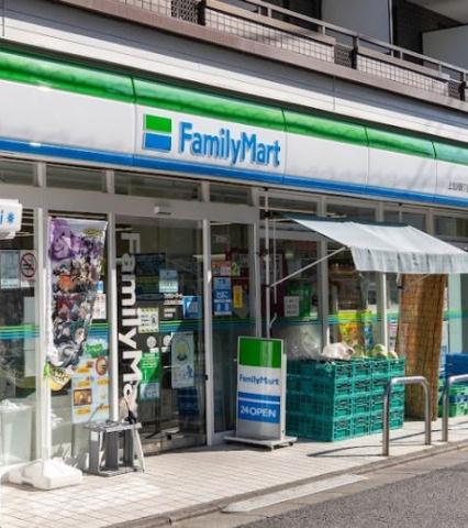 コンビニ　ファミリーマート（コンビニ）まで526m