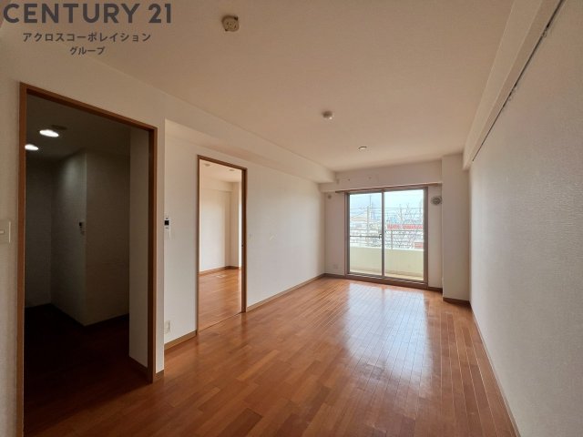 居室・リビング　床が明るい色合いで綺麗です♪