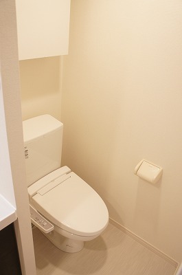 トイレ　落ち着いた色調のトイレです