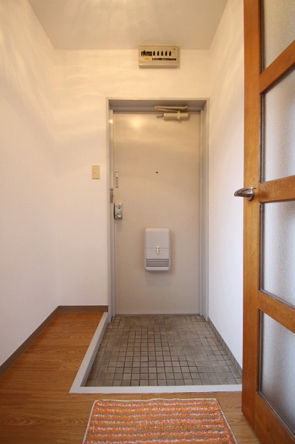 玄関　同物件別号室の写真です。
