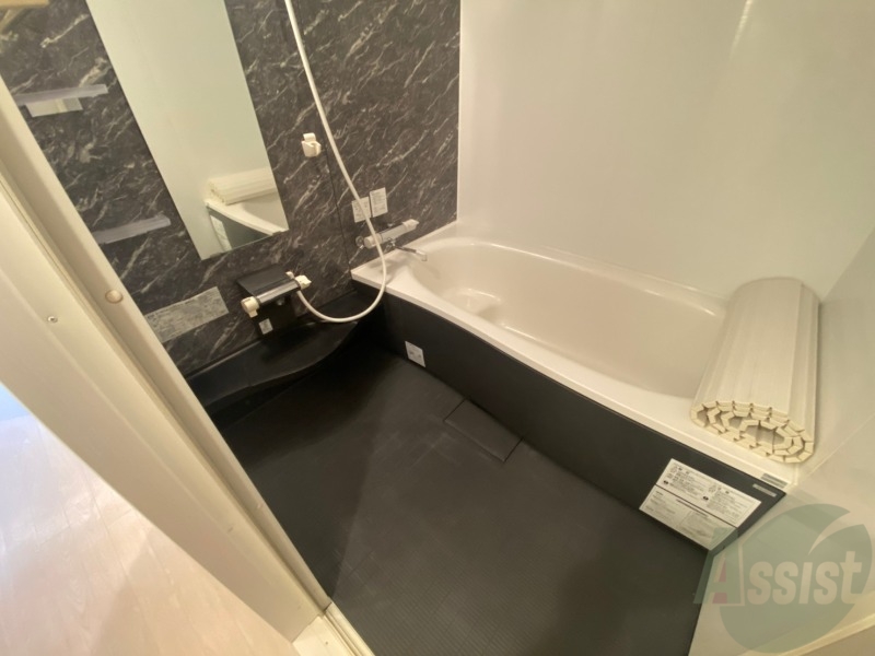 バス・シャワールーム　バスルームは狭すぎず、シャワーも浴びやすそうです。