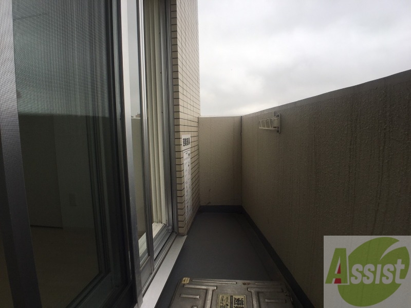 バルコニー　バルコニーです。洗濯物を干すもよし、一息つくもよしですね。