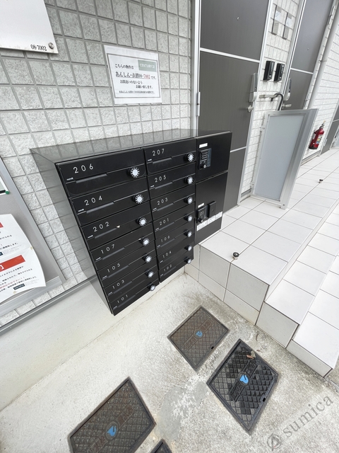 エントランス　便利な宅配ボックスを完備