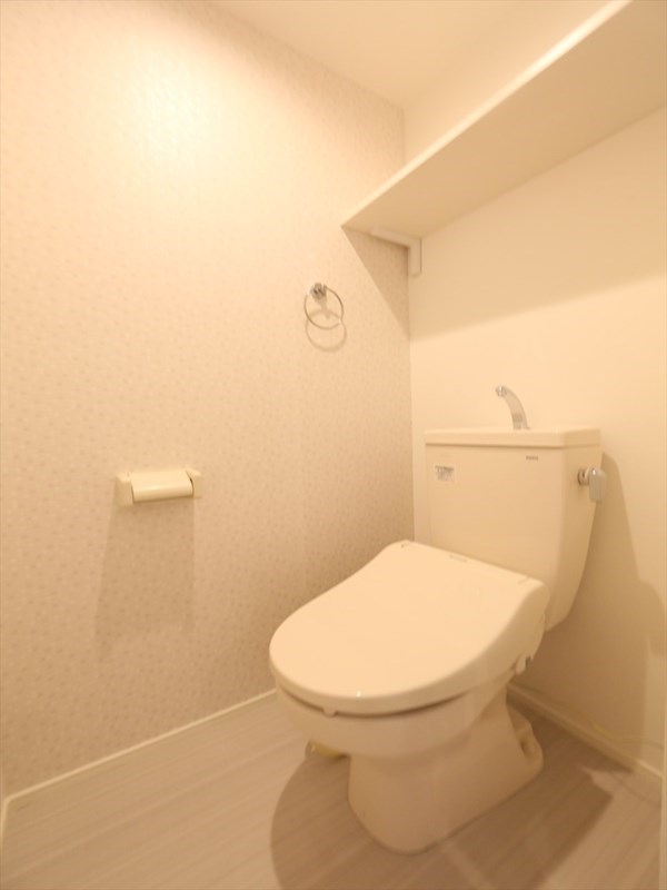 トイレ　温水洗浄暖房便座付トイレ　同型写真