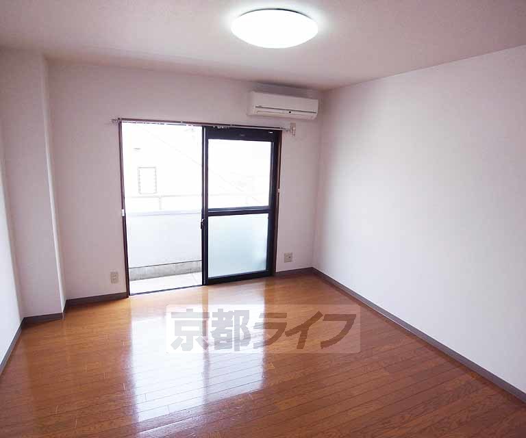 居室・リビング　広さのある居室です。