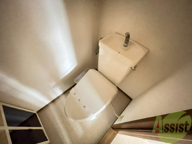 トイレ　白色基調のトイレで清潔感がありますね。