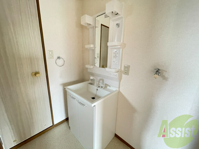 洗面設備　独立洗面台がついて忙しい朝でも快適ですね。