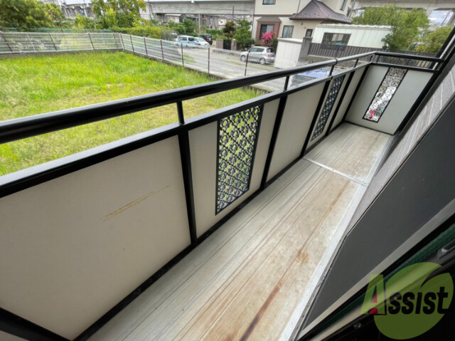 バルコニー　大きなバルコニーでお布団も干せますね。