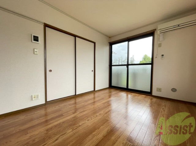 居室・リビング　大きな窓で光がたくさん差し込みますね。