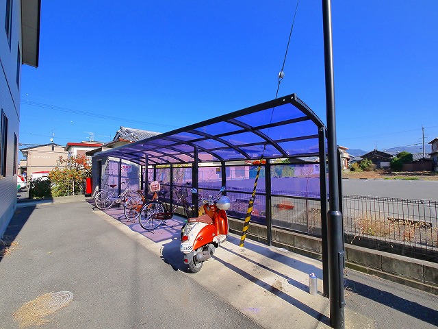 その他共有部分　ゆったりとした駐輪スペース。