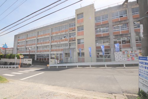 中学校　生駒市立生駒南中学校（中学校）まで633m