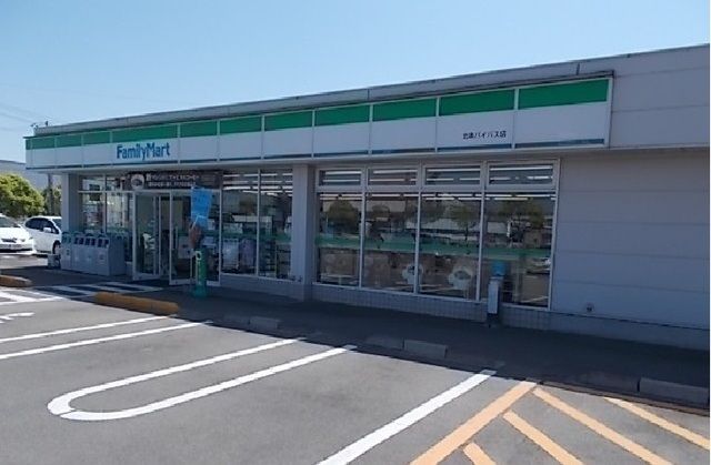 コンビニ　ファミリーマートバイパス店様（コンビニ）まで800m