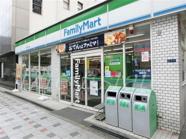 コンビニ　ファミリーマート本町四丁目店（コンビニ）まで134m