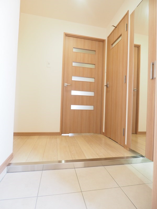 玄関　玄関広め。快適なお出迎えが出来ます。