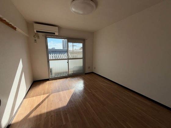 居室・リビング　※他号室の写真です。