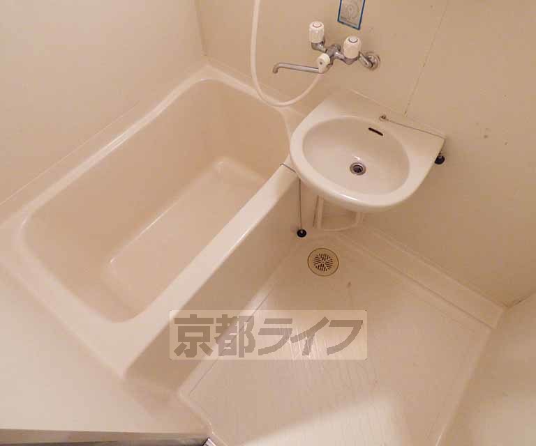 バス・シャワールーム　広々とした浴室です。