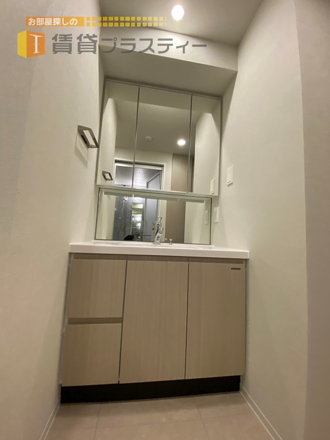 洗面設備　こんな洗面台、憧れでしたね。