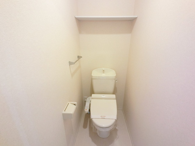 トイレ　温水洗浄便座付きトイレです。