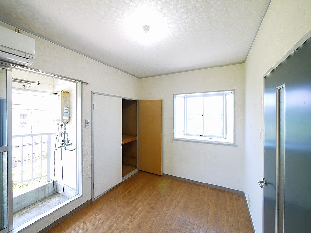 居室・リビング　こちらの居間で趣味の時間をお楽しみください