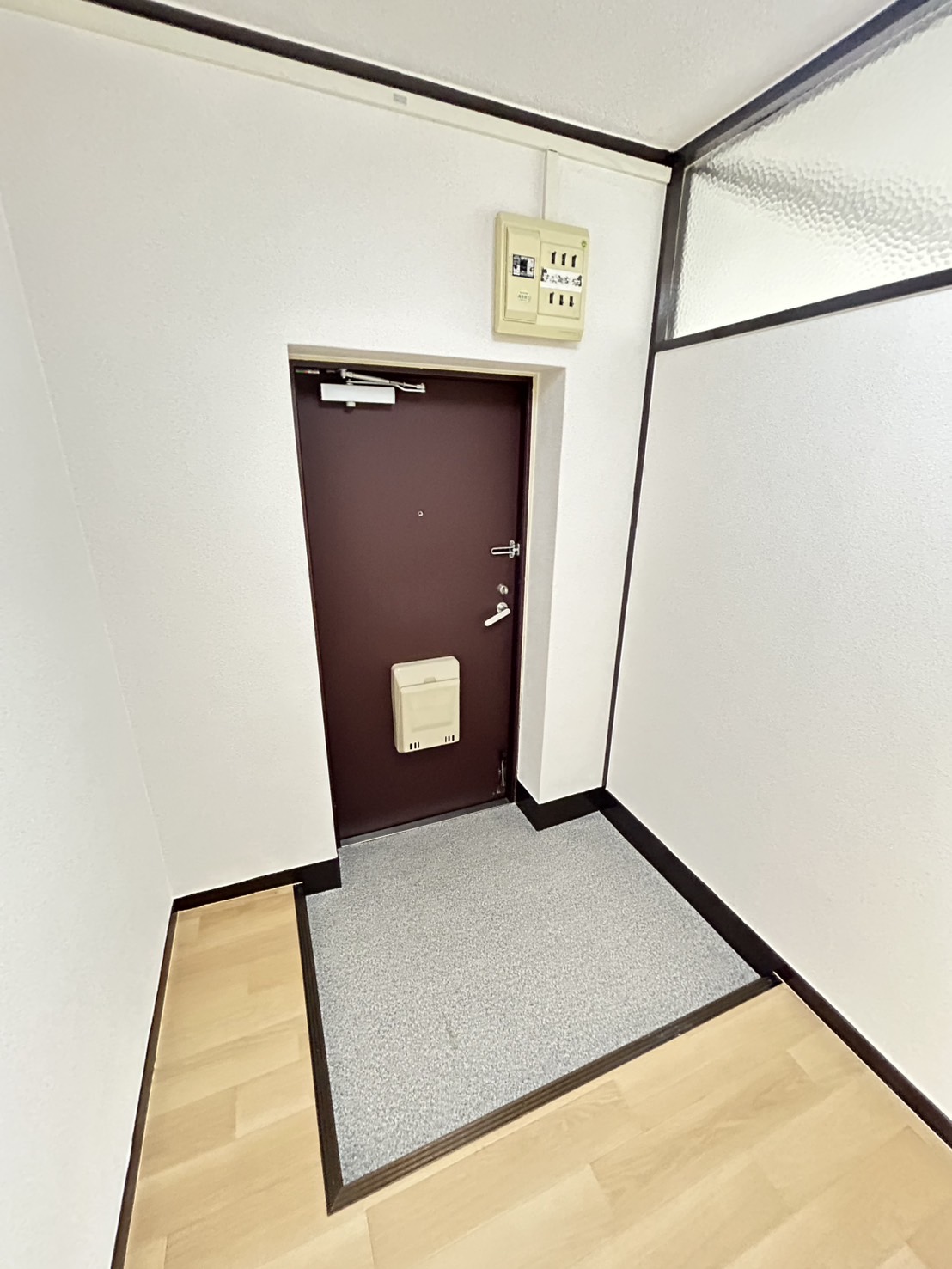 星陵台住宅1号棟の玄関写真