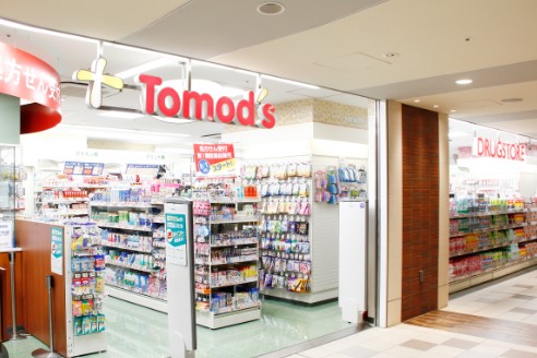 ドラックストア　トモズ アコルデ代々木上原店（ドラッグストア）まで574m