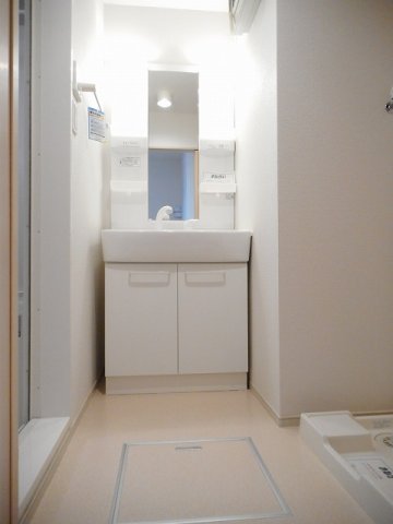 洗面設備　明るい洗面所です