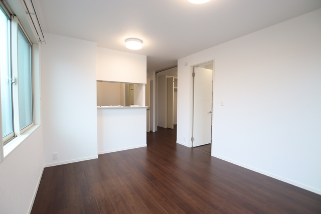 居室・リビング　【ＬＤＫ１２．７帖】カウンターキッチンがおしゃれなＬＤＫ