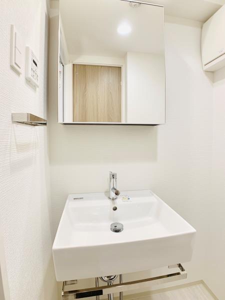 洗面設備　明るい洗面所です