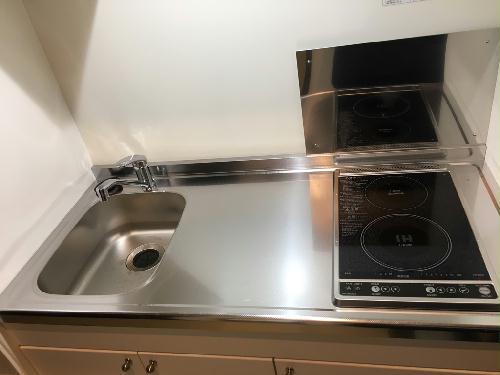 キッチン　手前IH、奥ラジエントヒーター