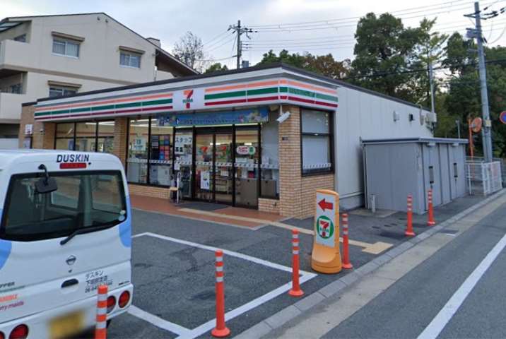 コンビニ　セブンイレブン（コンビニ）まで429m
