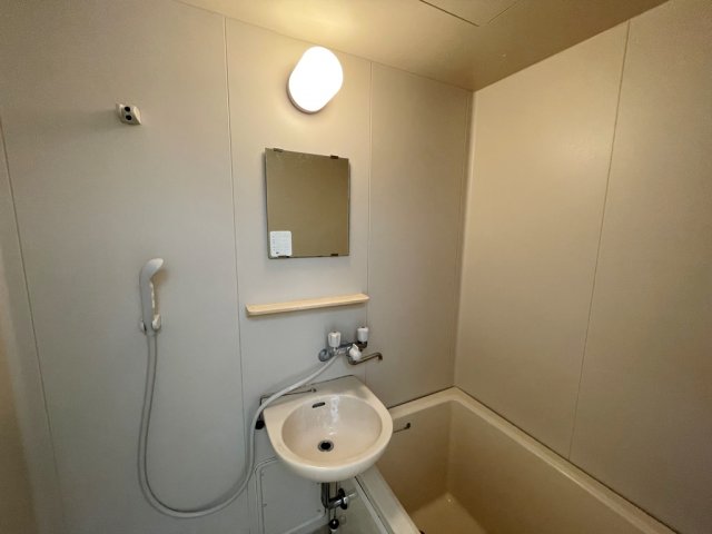 洗面設備　浴室内に洗面台あり！