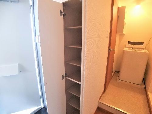 玄関　玄関収納はたっぷり靴が入ります。