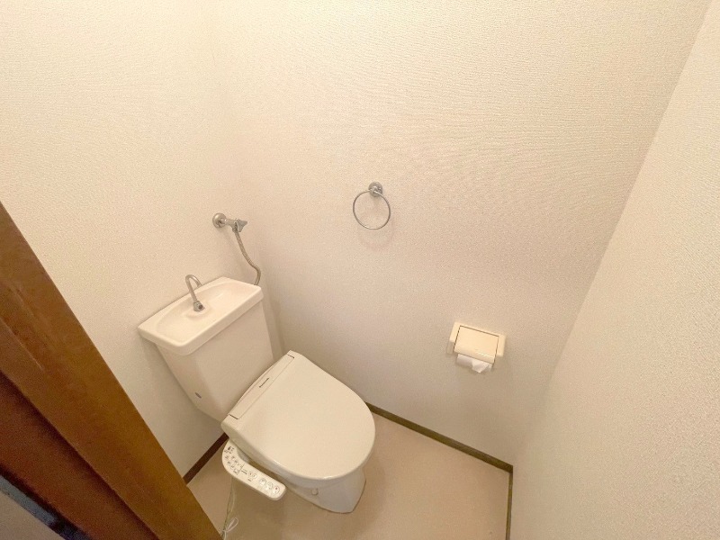 トイレ　ウォシュレット付きで快適な環境です♪