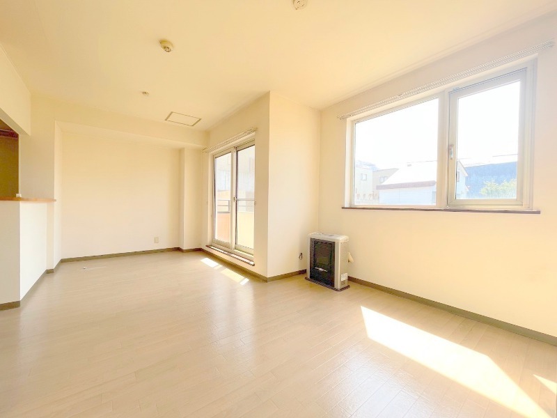 居室・リビング　明るく広々リビングスペース♪