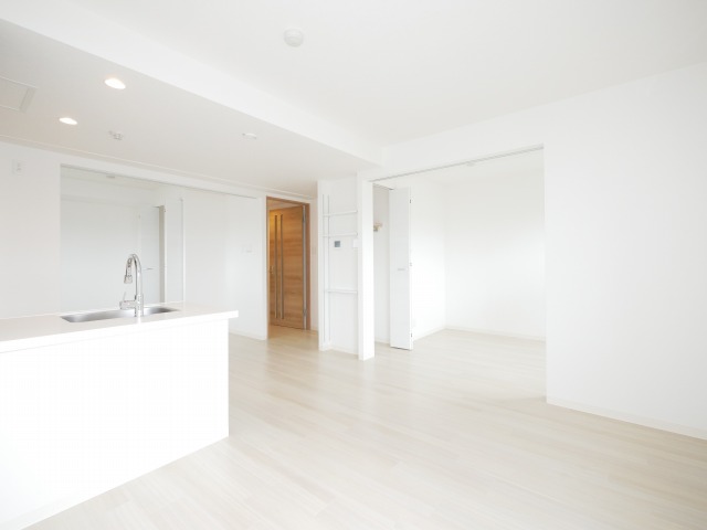 居室・リビング　白を基調とした落ち着く配色でどんな家具にも対応できます♪