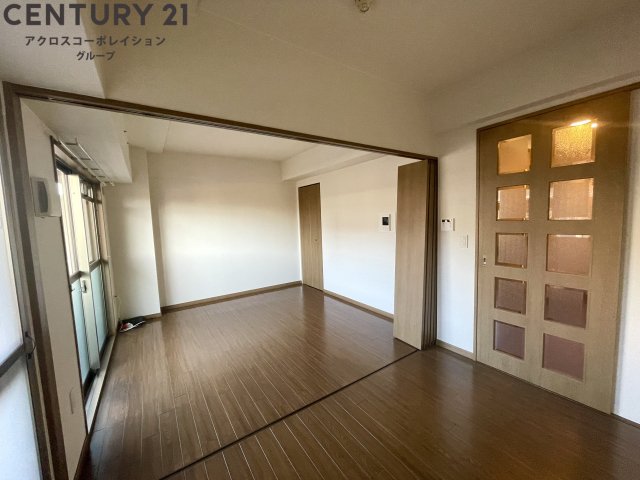 居室・リビング　床色が落ち着いた色合いできれいです♪