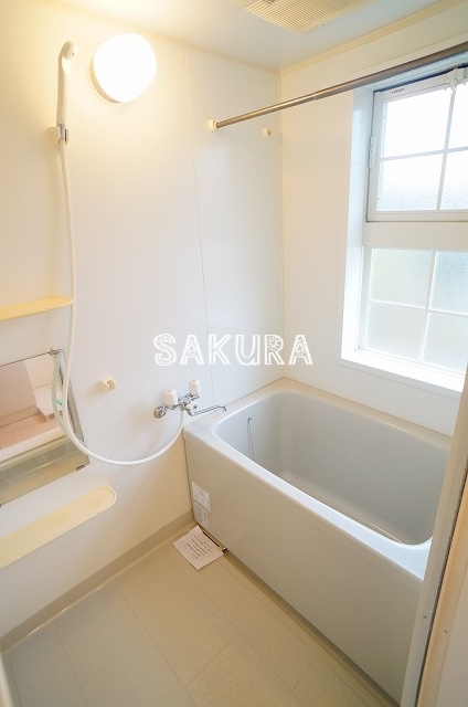 バス・シャワールーム　嬉しい追い焚き・浴室乾燥機付きです♪