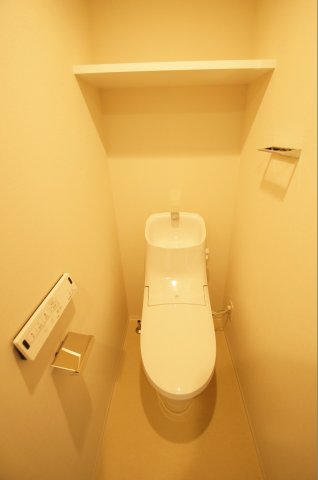 トイレ　温水洗浄便座です。