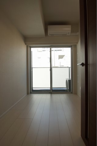 居室・リビング　優しい色合いの床材を使用した居住空間です。