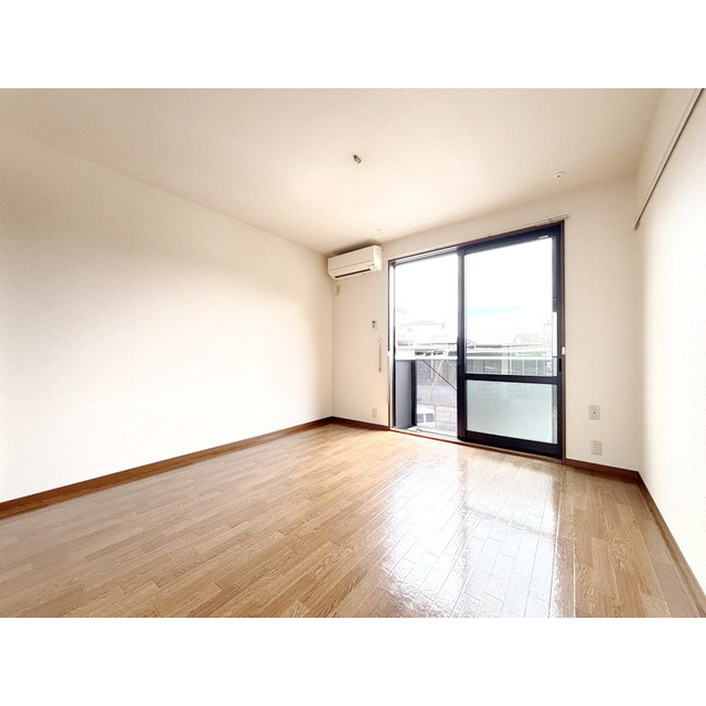 居室・リビング　明るい日差しの室内