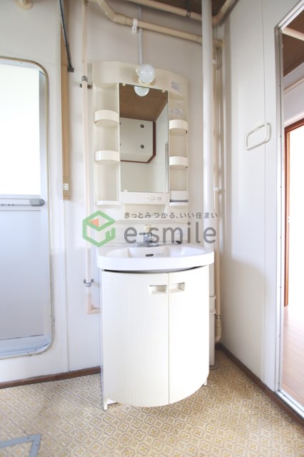 洗面設備　独立洗面台、小物を置くことができて便利です